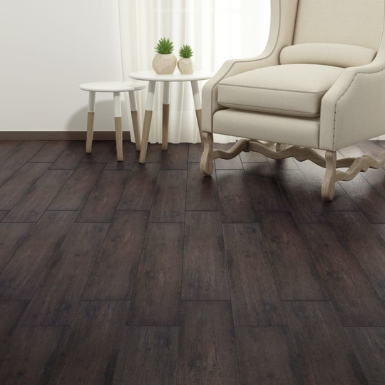 vidaXL Itsekiinnittyvät PVC-lattialankut 2,51 m² 2 mm tummanruskea