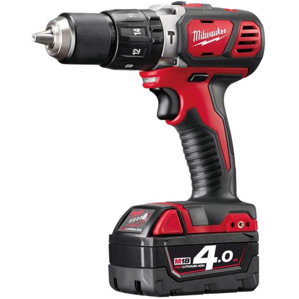 Milwaukee M18 BPD-402C Iskuporakone sis. akut ja laturin